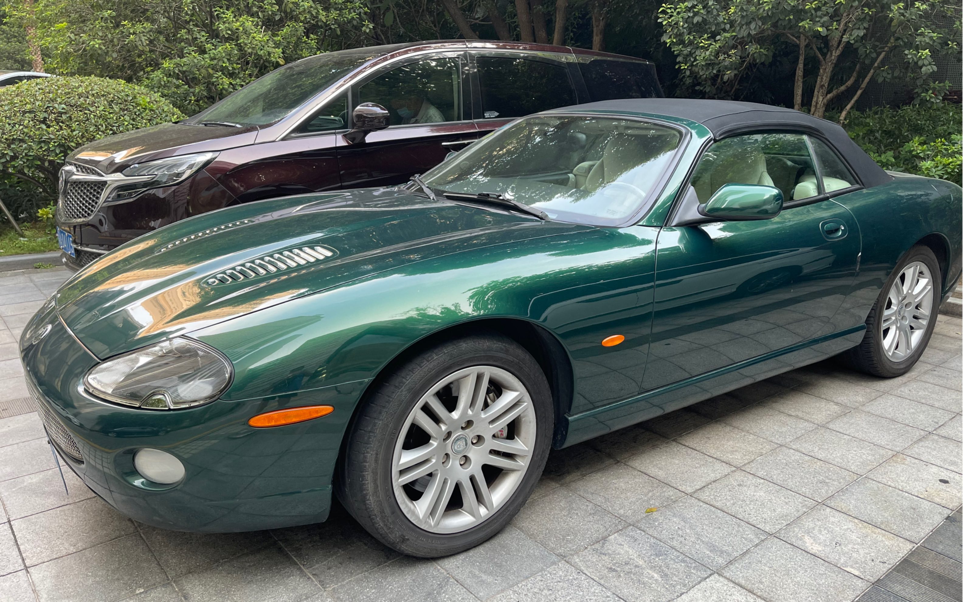 这辆墨绿色的不列颠捷豹敞篷,有没有想起一个在冰面追逐的电影画面?