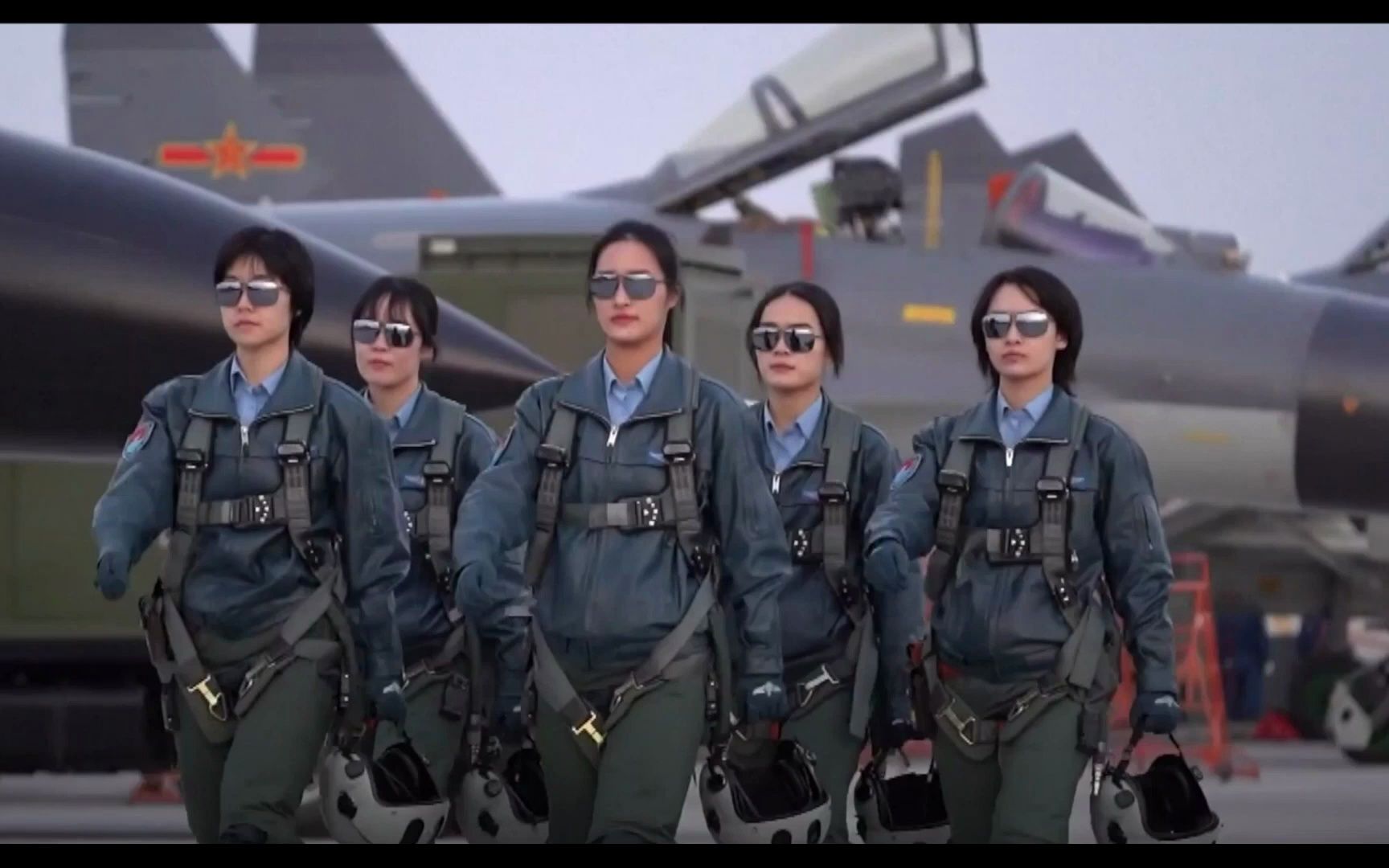 飒爽英姿的歼11中国女飞行员,巾帼不让须眉当代花木兰