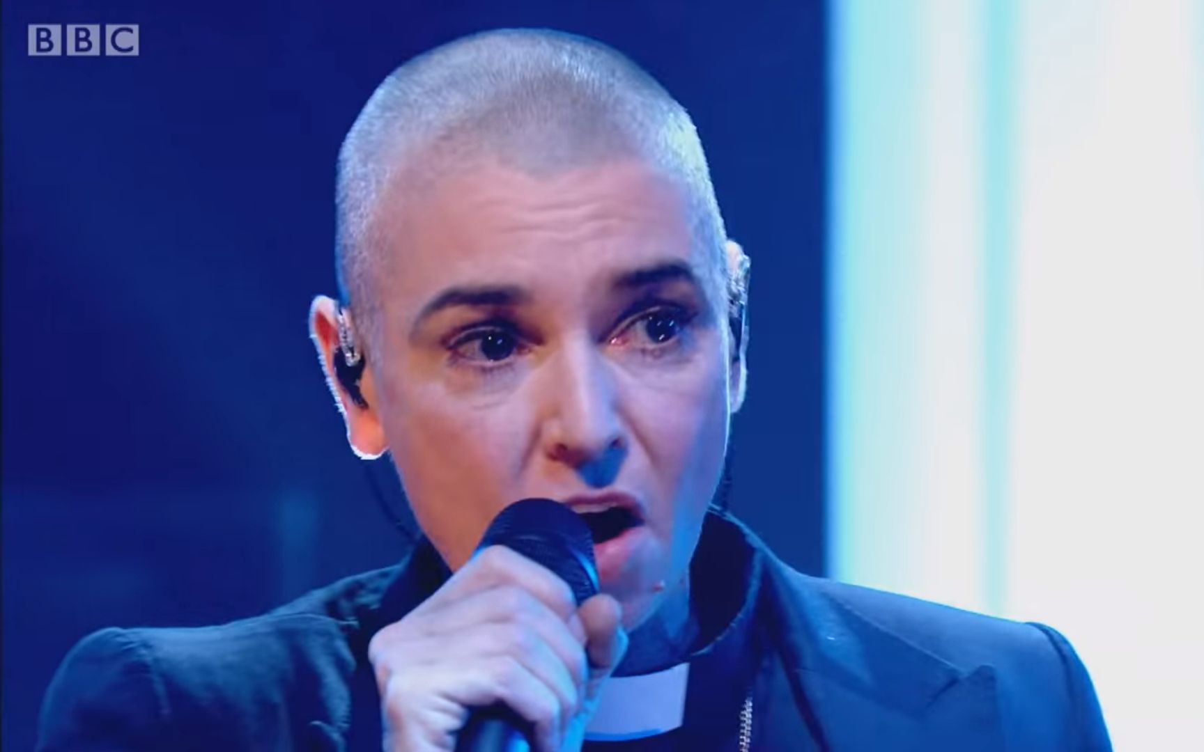 [图]【超赞】Sinéad O'Connor - Take Me To Church (Live 2015 Later with Jools)