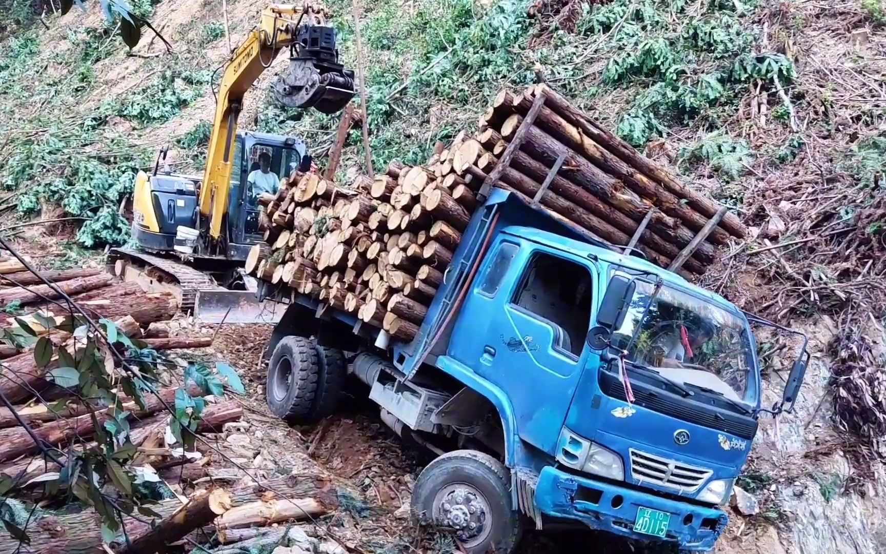 剛剛起步就翻車 還好是靠山體 說實話 在山上拉木頭的司機膽子大