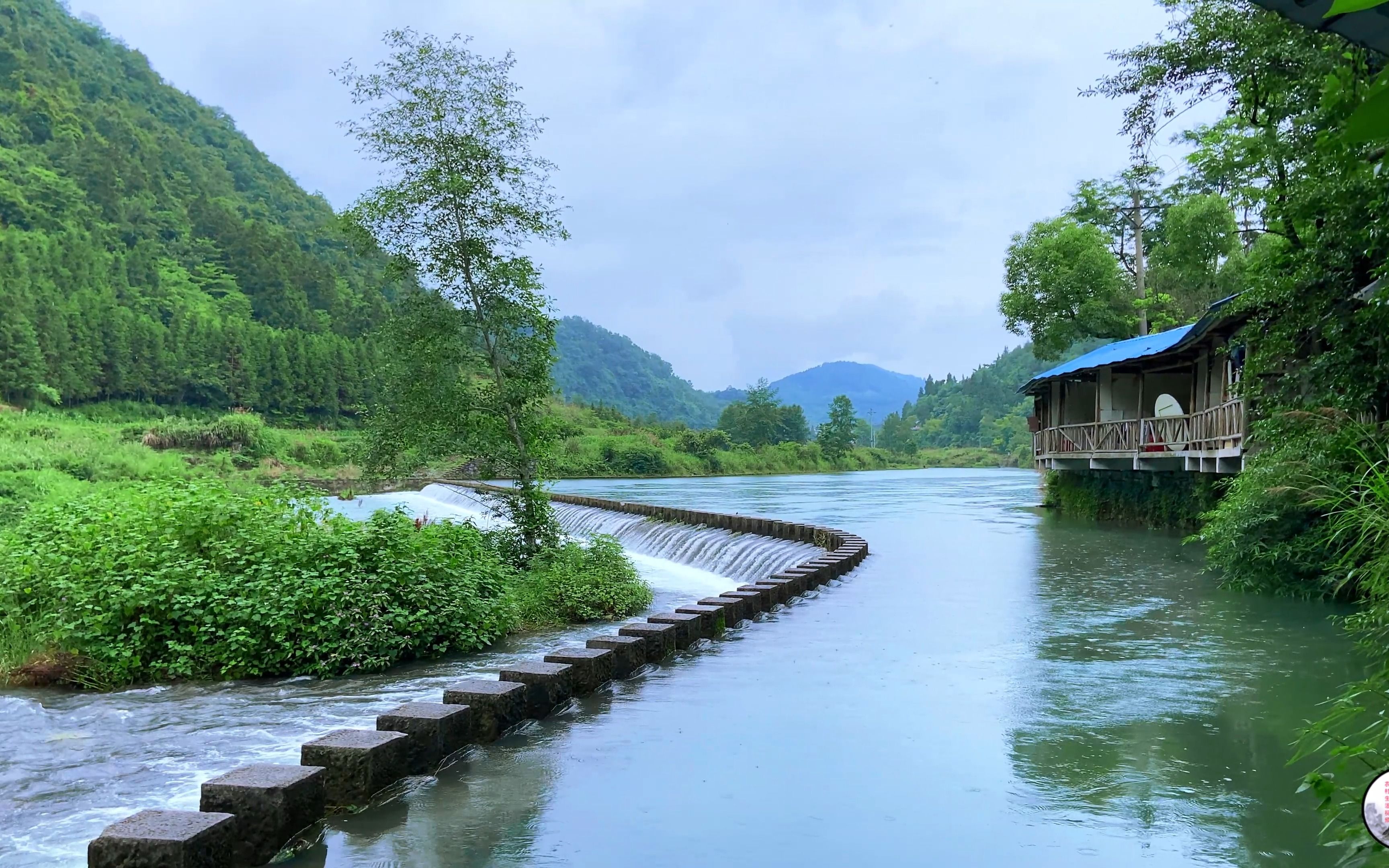 依山傍水而建的一个小村子,溪流村旁过,真羡慕住在这里的人哔哩哔哩bilibili