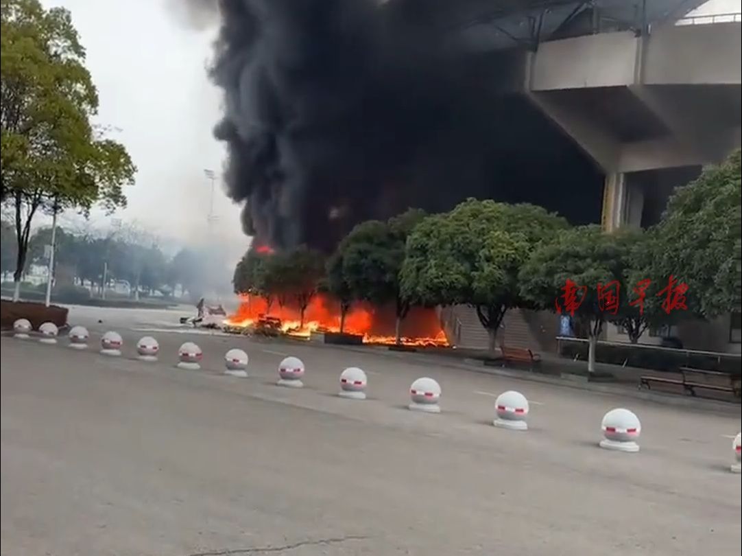 湖北荆州一无人机坠落起火.当地:暂未接到人员伤亡报告哔哩哔哩bilibili