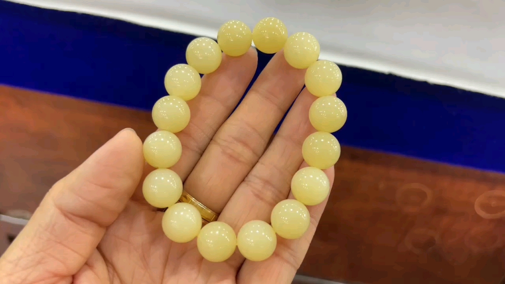 和田玉若羌黄口料手链手串,老型珠,鸡油黄老坑料,肉质细腻油润,色泽