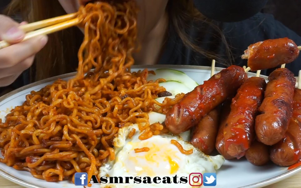 s.a 火鸡面&烤肠 吃播咀嚼音