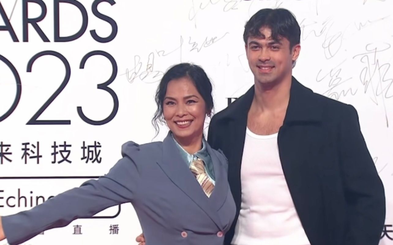 歌后韦唯携二儿子韦紫瑞亮相elle35周年风尚大典红毯(3)