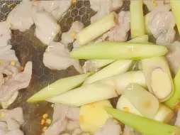 Tải video: 自己做的香茅炒肉片，香煎三文鱼，红烧肉，都是小小的一份，一顿能吃完。