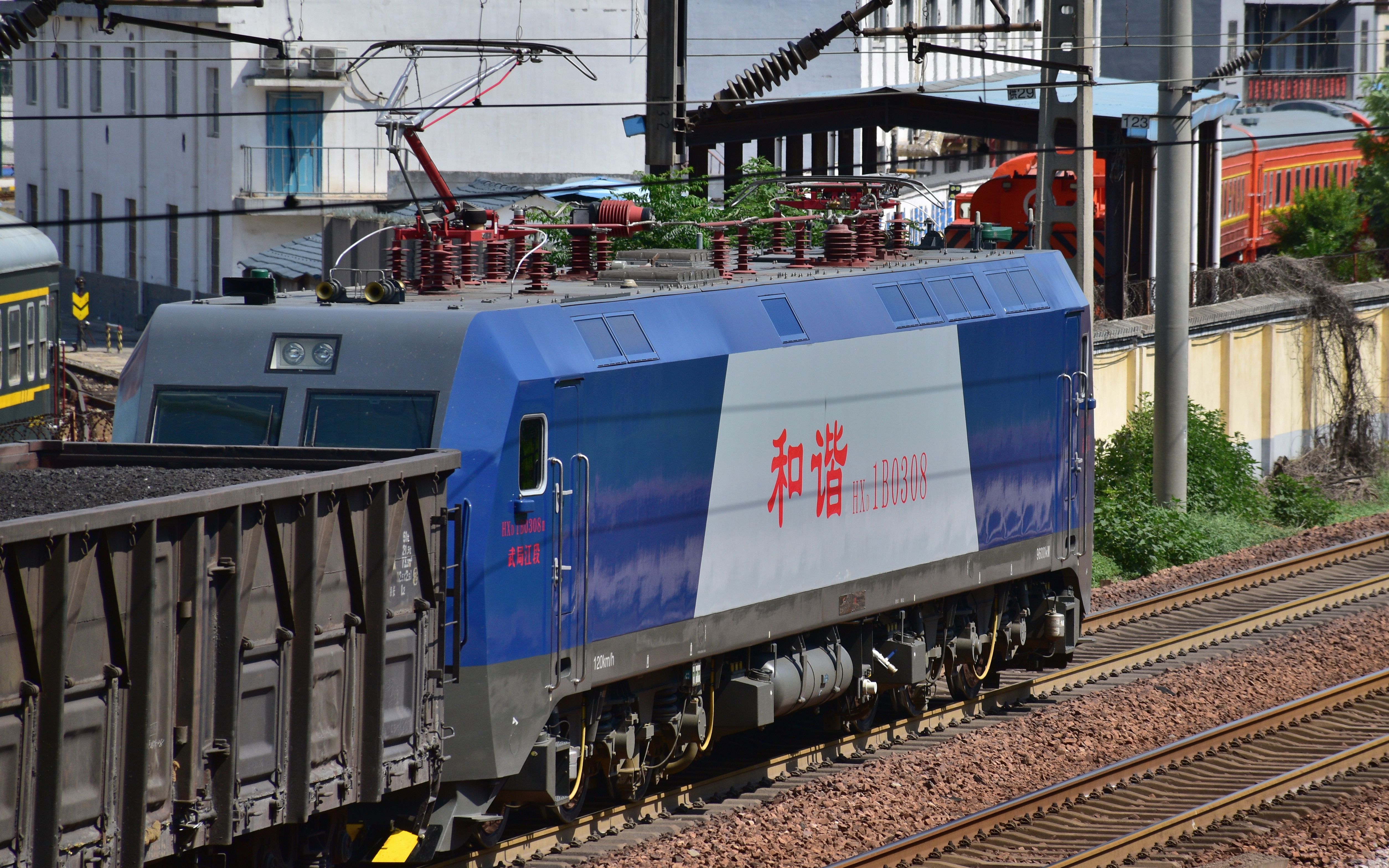 武局江段hxd1b-0204牵引货列通过孟宝线平顶山站