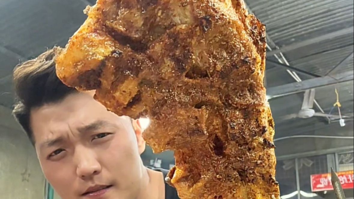 今天的烤羊腿外酥里嫩，治愈了我一整天的疲惫，列气!