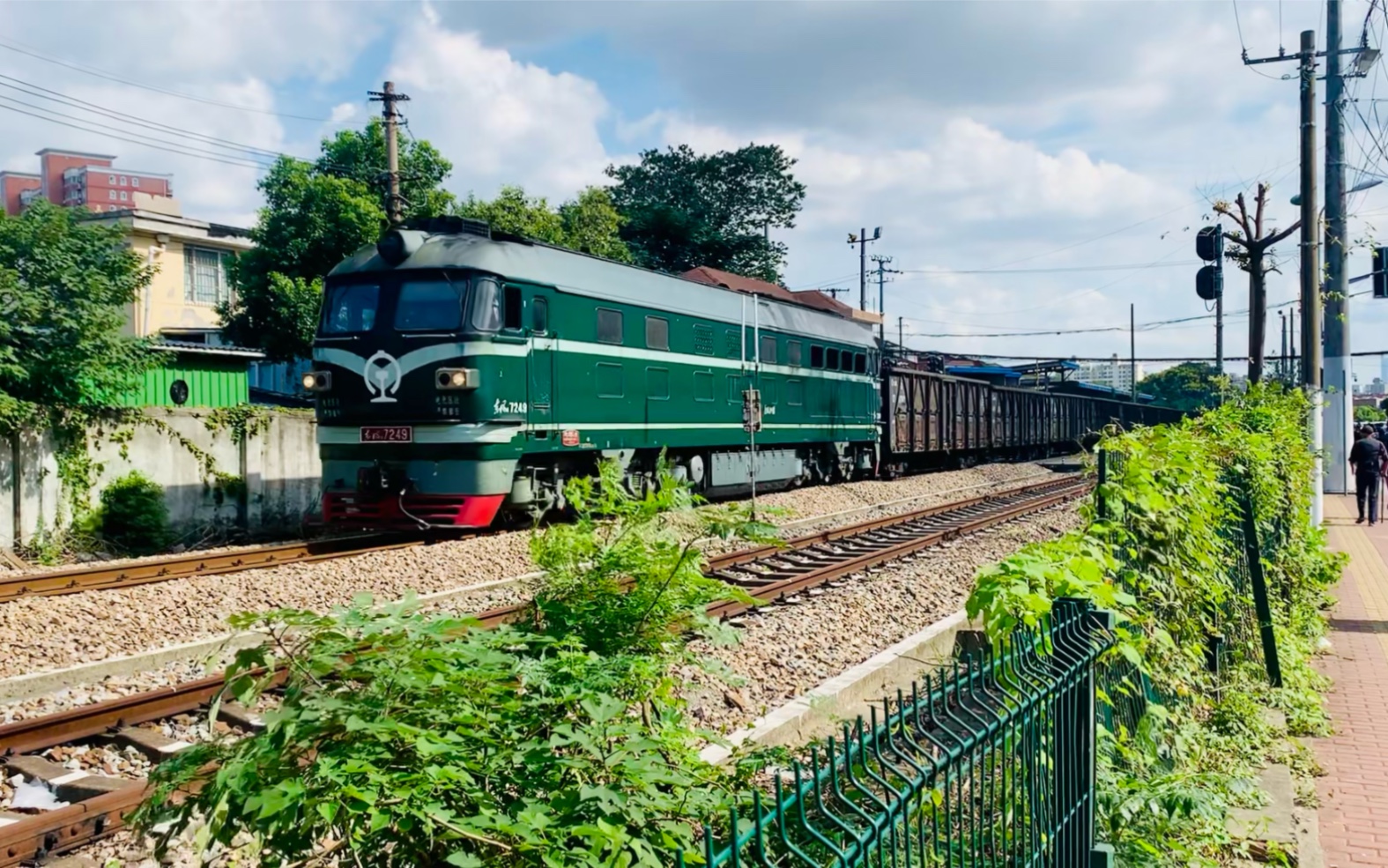 47557次 南翔-杨行 本务df4b-7249 通过北杨支线殷高西路道口