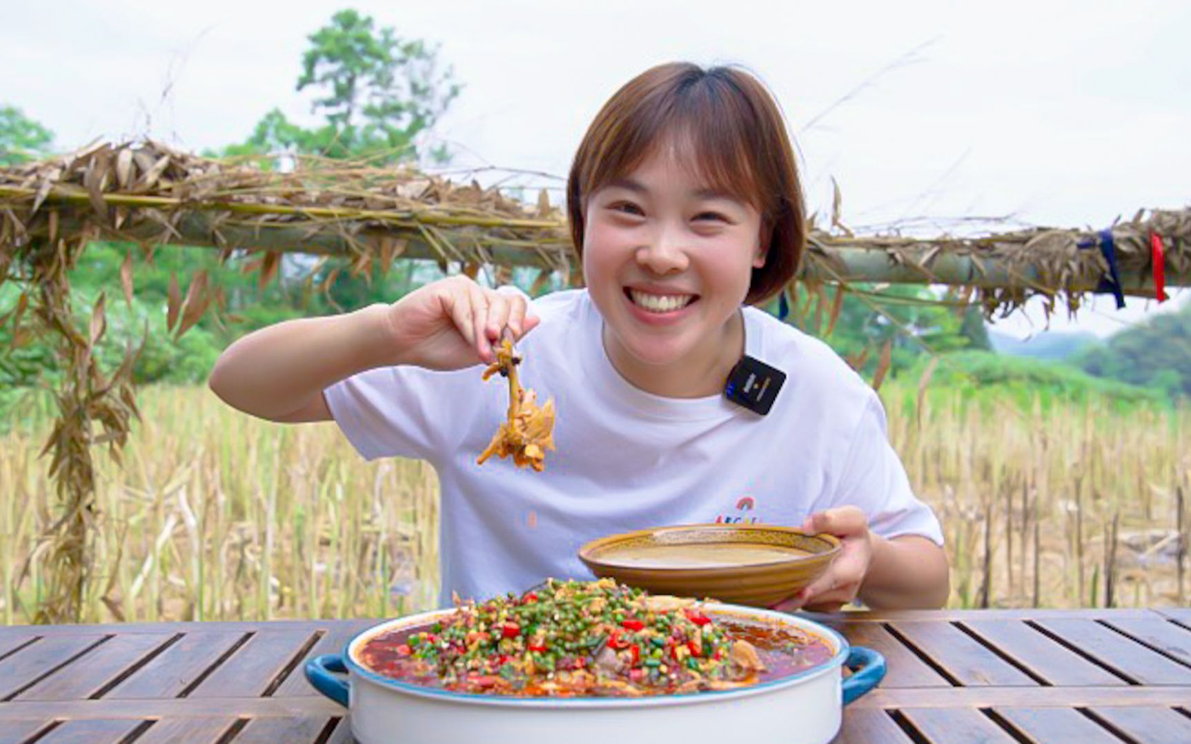 秋妹今天弄个手撕鸡吃,放上双色花椒,淋上香辣红油,味道不摆了