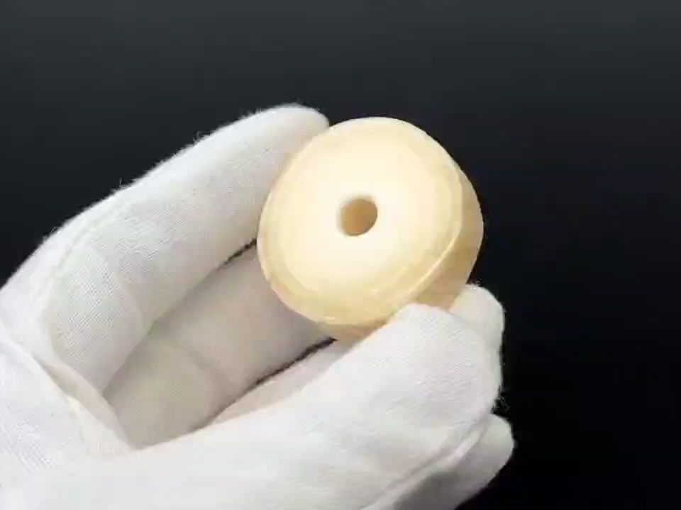 独角鲸牙:独角精品小饼子,小孔正圆,轻微皮笑