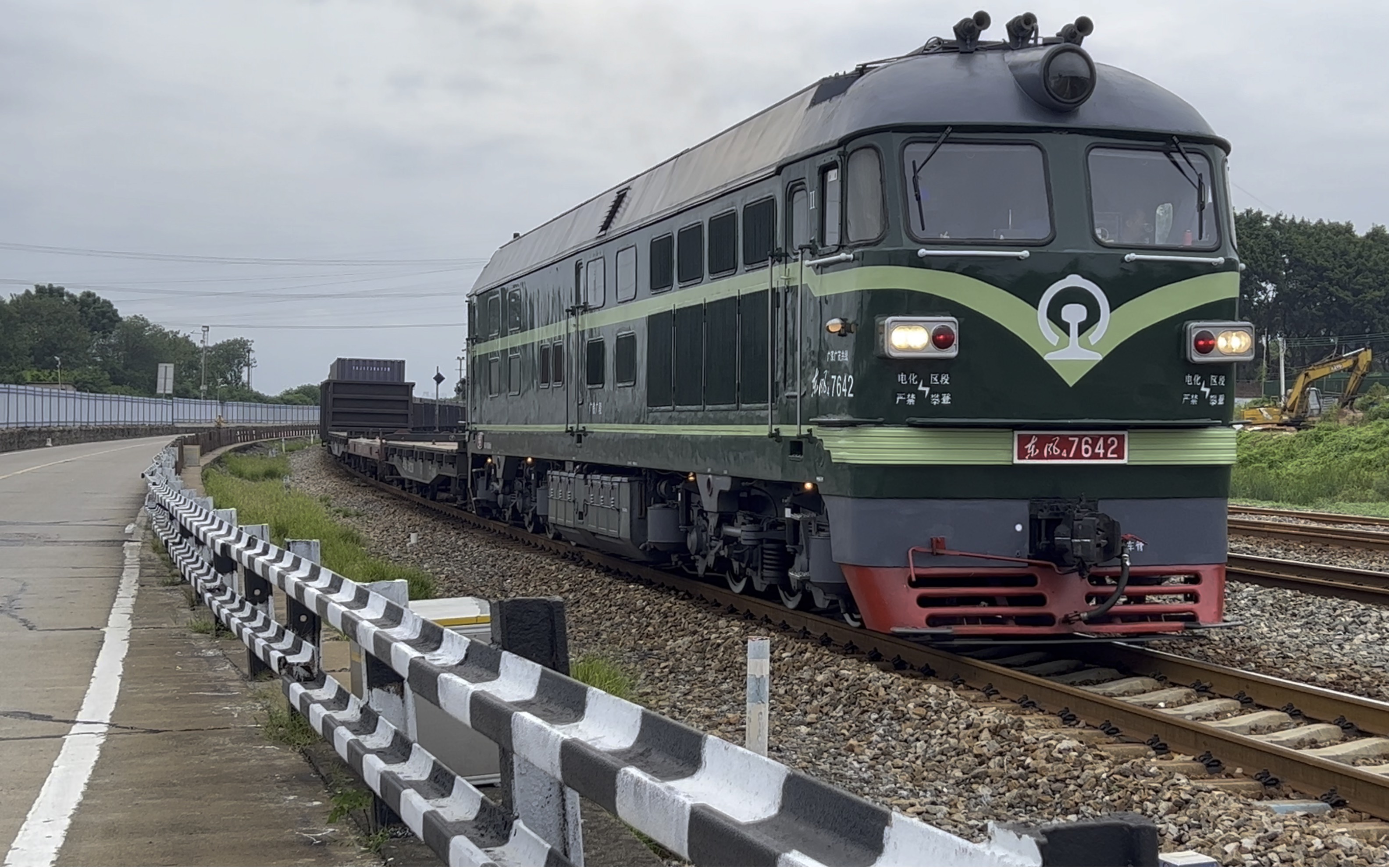 广茂线df4b7642货列小塘西vi道鸣笛发车