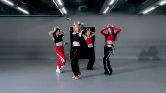 Video herunterladen: 【ITZY】 “Mr. Vampire