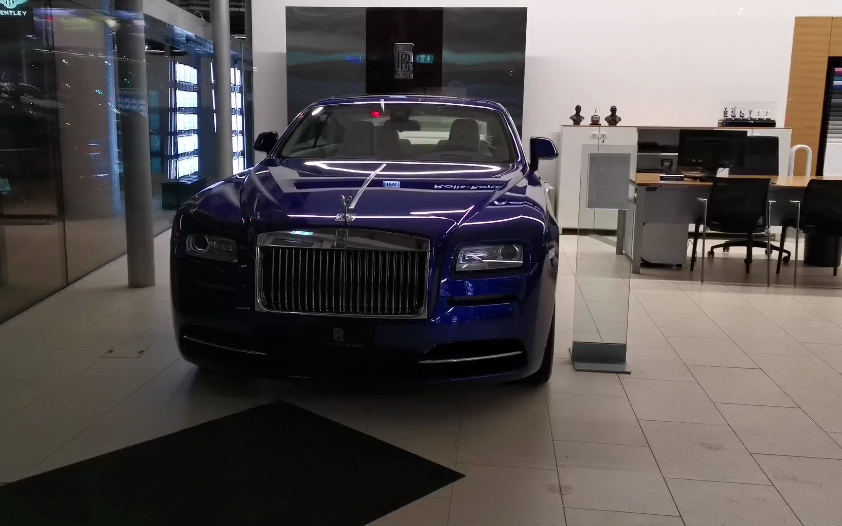 路过一家还蛮高端的车行