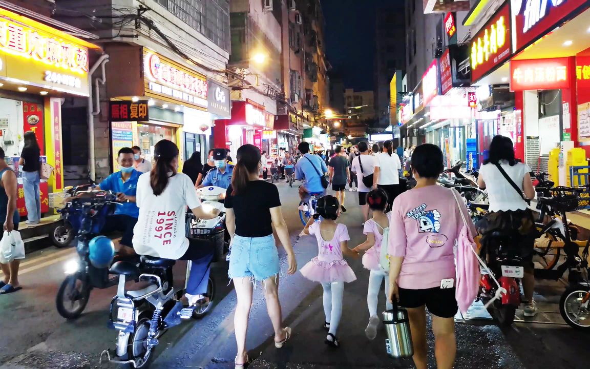 广州天河区棠下村,打工人聚集的城中村,晚上大家都下班回来了