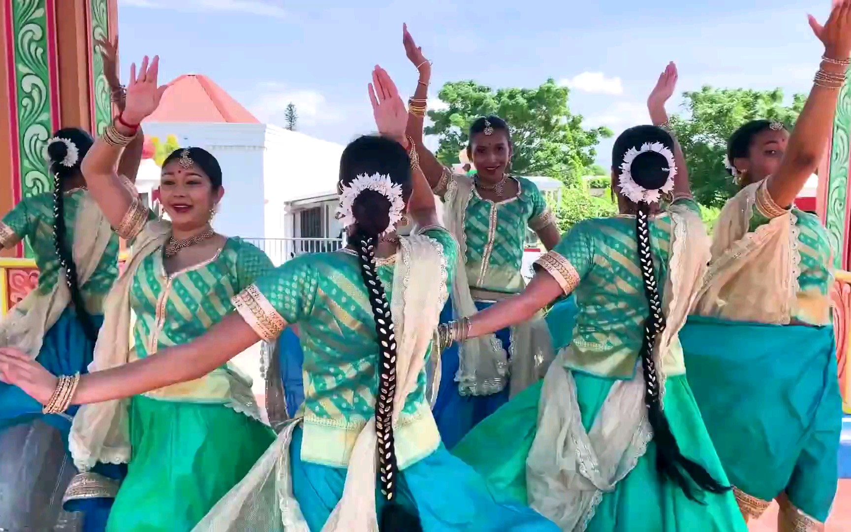 [图]GHAR MORE PARDESIYA _ KALANK - Rudra Dance Theatre