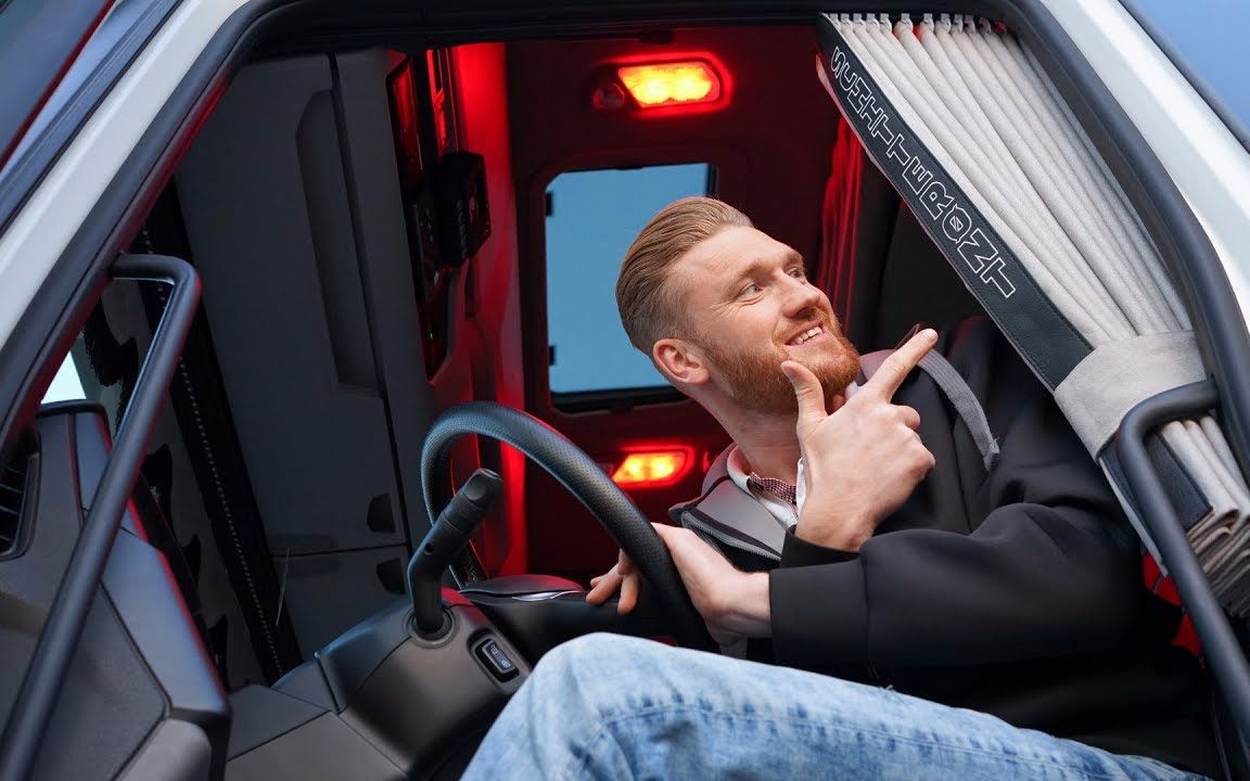 加工厂改装厂定制的侧窗帘完成一天的工作欧洲卡车司机的日常生活记录