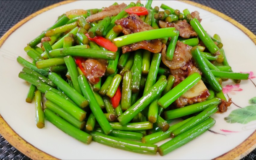 蒜苔炒肉不过油不水焯,像我这样做没有蒜苔的辛辣味,家常味十足
