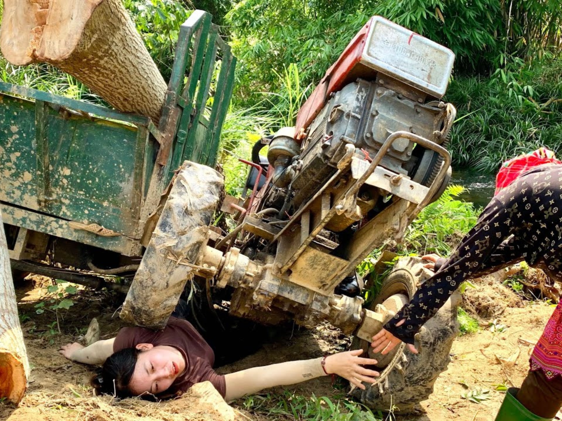 农村美女拖拉机运载木材,危险的车轮特技