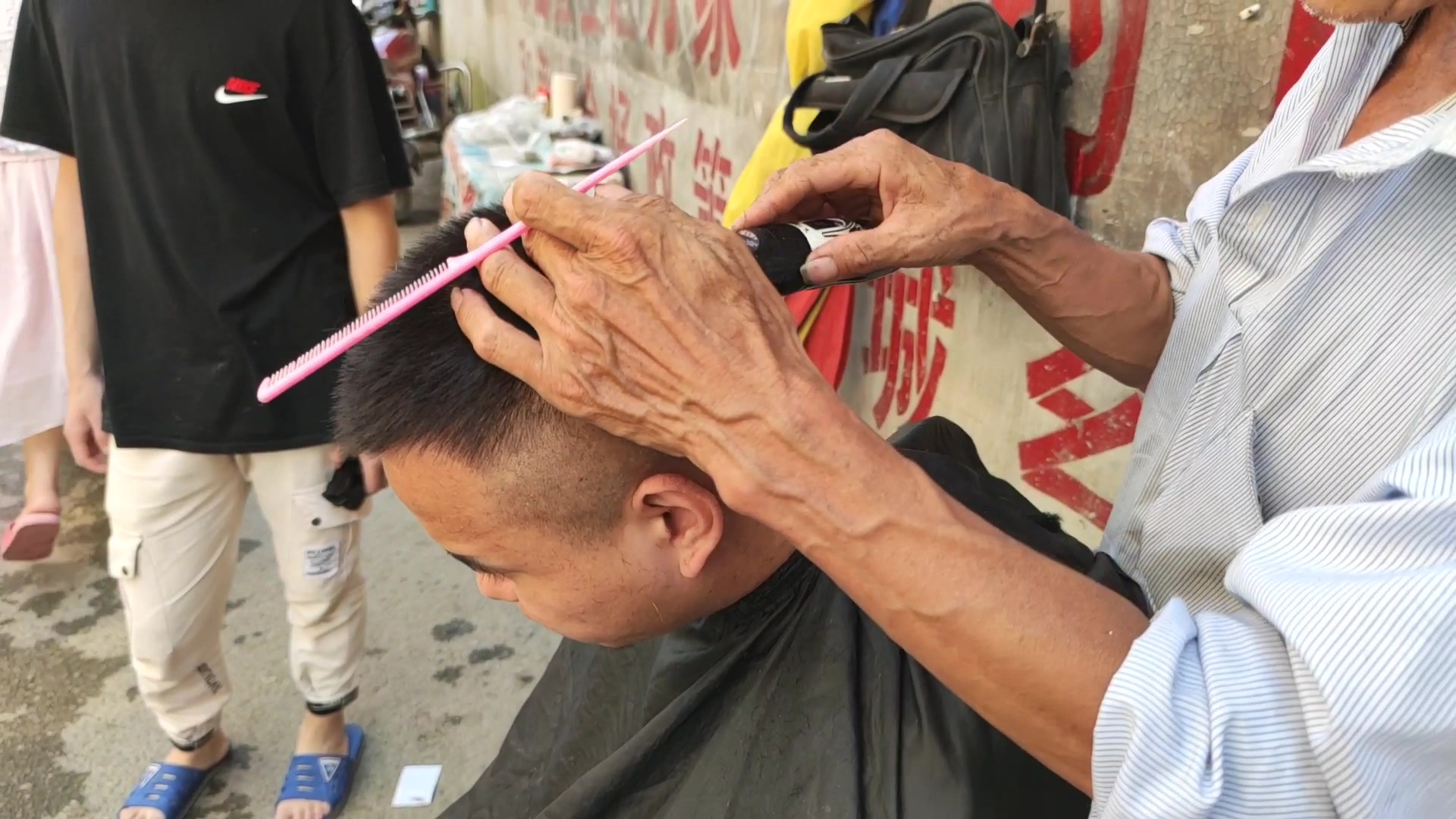 66岁孤独老爷爷路边理头发,理发只要3块钱,就为了挣包烟钱