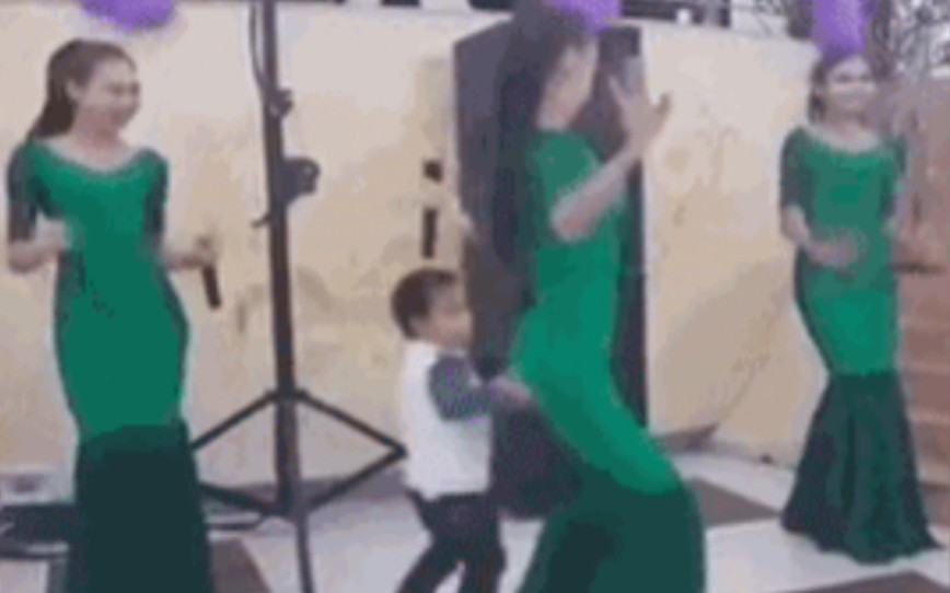 [图]有些东西小孩摸没事，大人这样干就会被抓起来(>ω<)沙雕Funny GIF#23