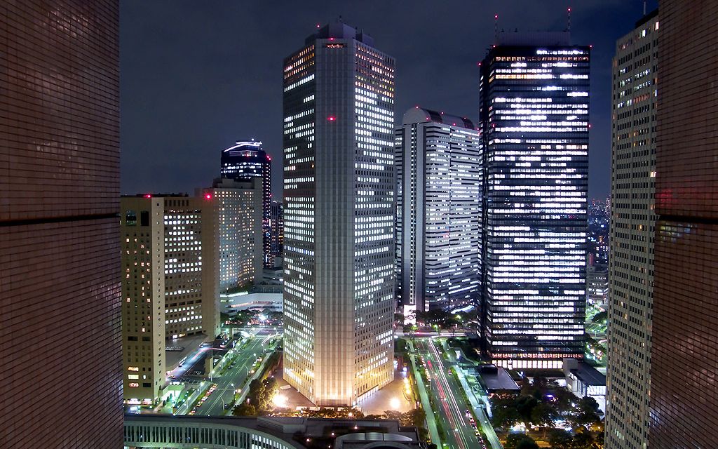 东京城市新宿区高楼夜景灯光