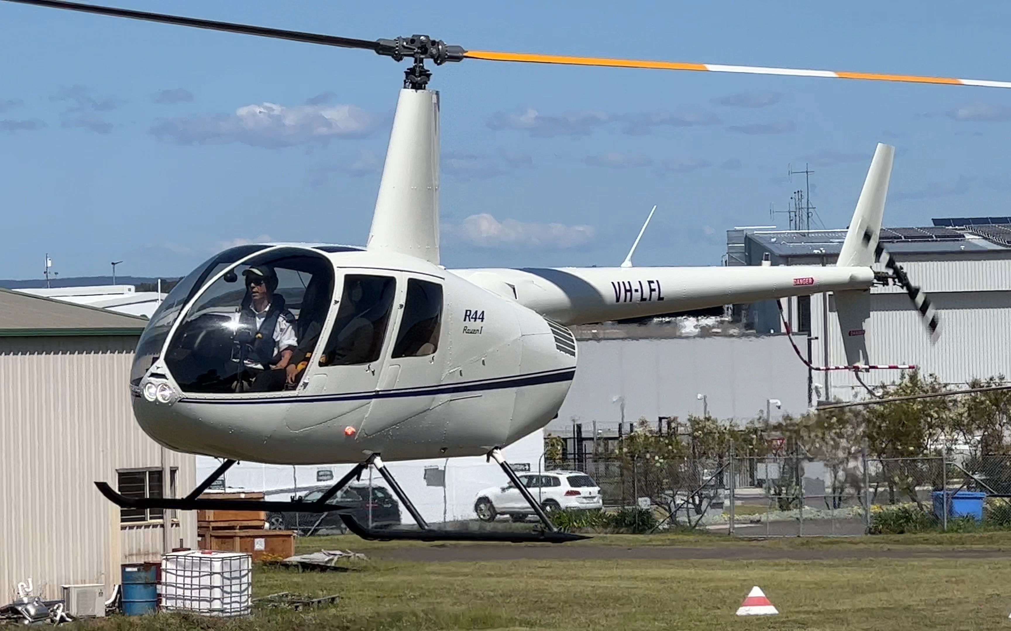 娴熟帅气的罗宾逊直升机飞行员(robinson r44和r22)