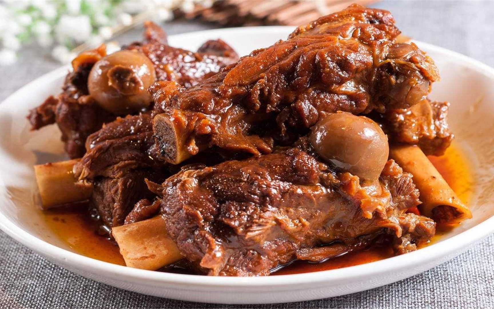 滋补羊棒骨熬制过程,乳白色汤汁鲜美无膻味,一大锅喝一碗超治愈_哔哩