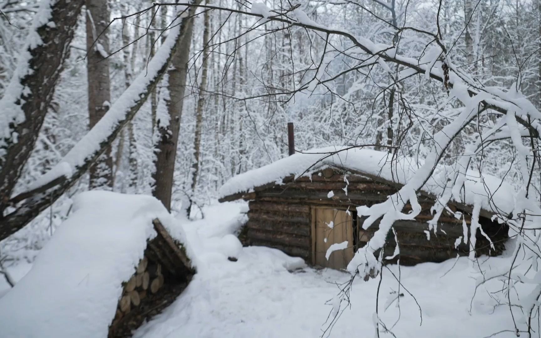 [图]冬季露营：在舒适的防空洞式庇护所躲避暴风雪，在丛林避难所中过夜，雪地露营。