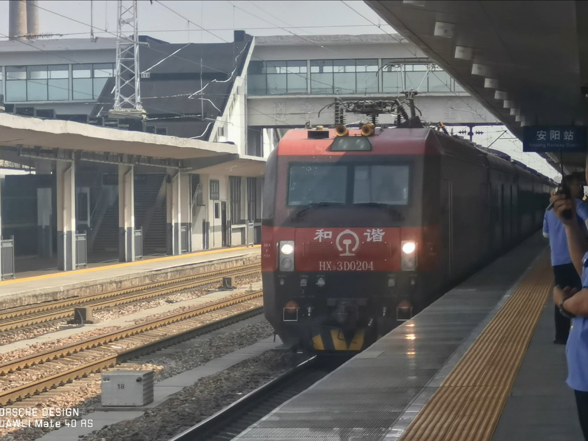 客车t369次"连广特慢"列车安阳站一站台进站停车