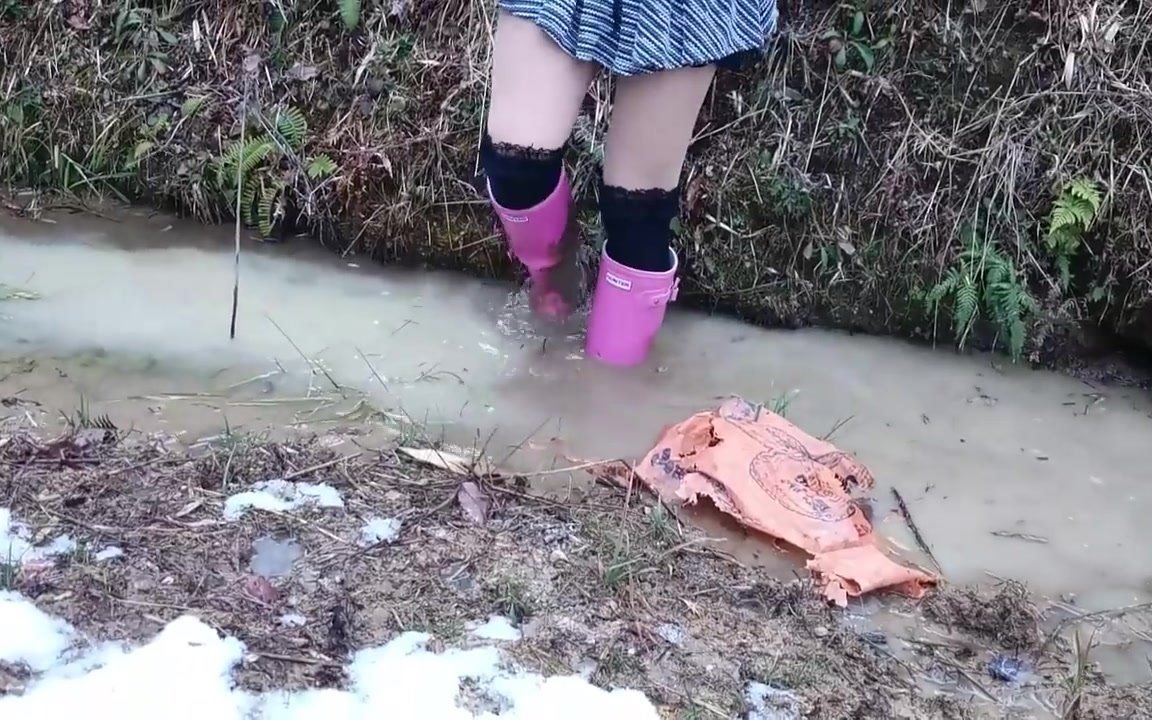 女孩穿裙子粉色高筒hunter雨靴趟水踩泥