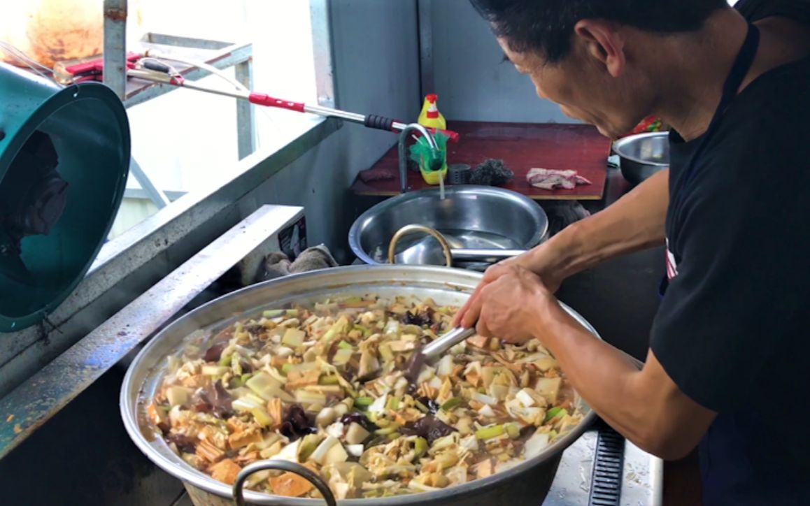 工地大鍋飯:老師傅用大肉片燉了一鍋大鍋菜,民工們夾著肉片笑開花!