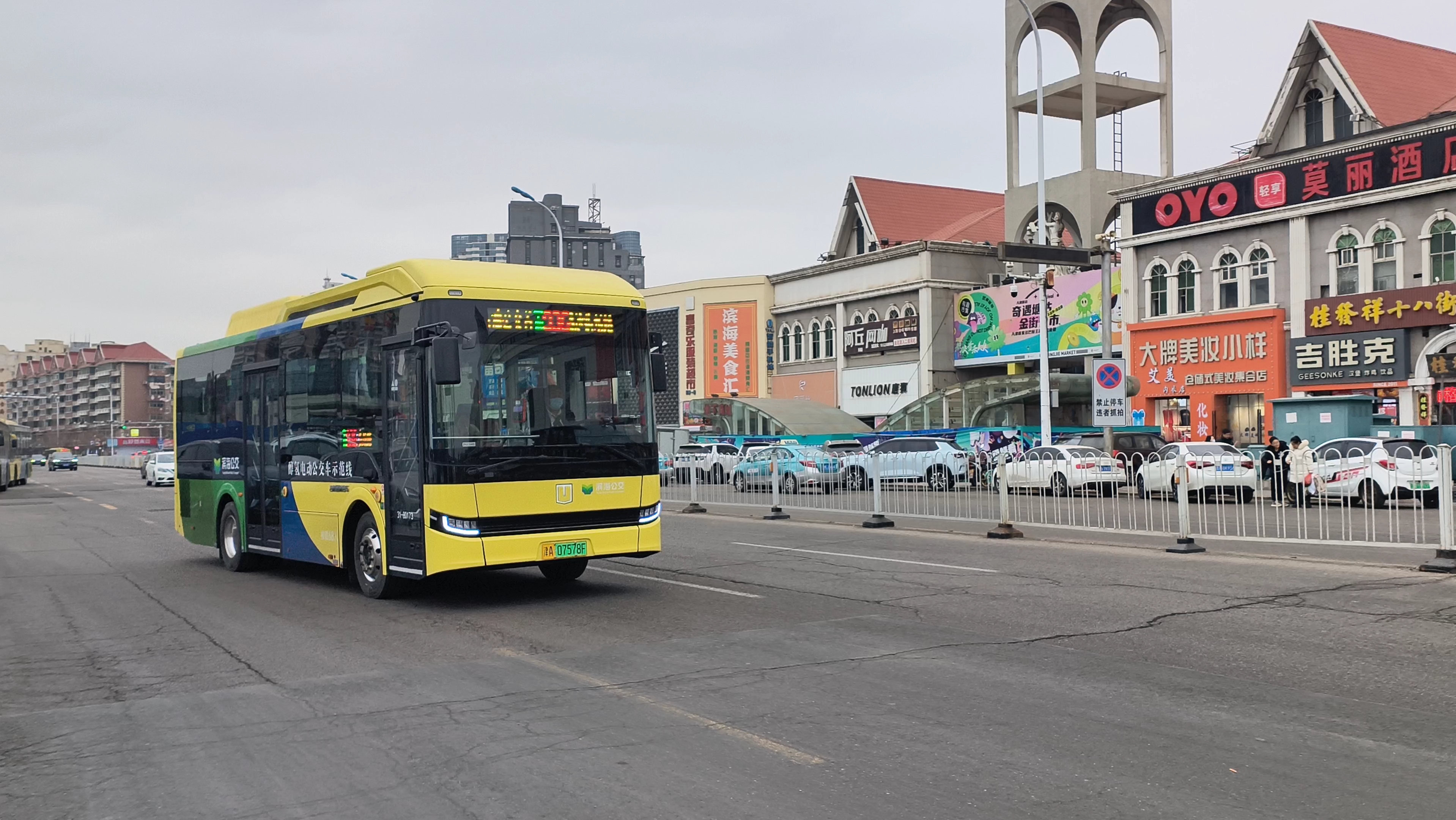 【新车上线】936路吉利甲醇动力公交车出站