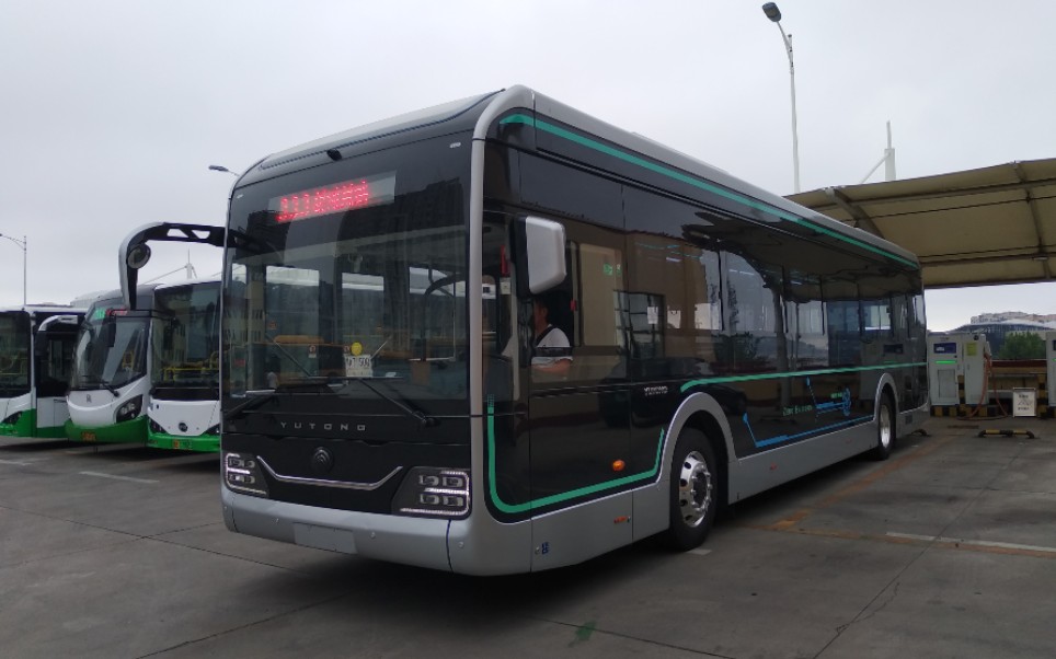 宇通12米黑金刚抵达青岛展览