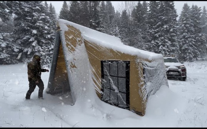 了两天的暴风雪中露营,零下二十多度围着柴火炉取暖,积雪覆盖了帐篷