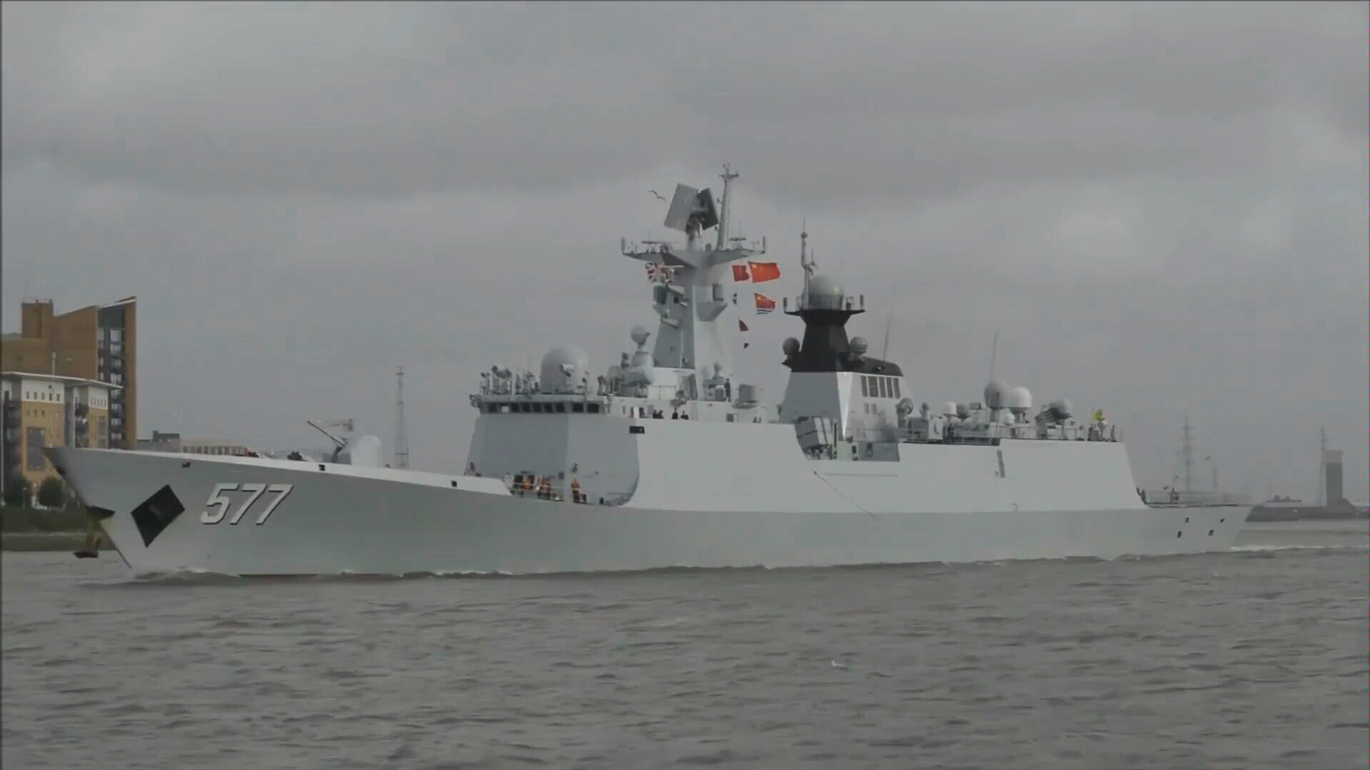 海军054a型导弹护卫舰黄冈舰扬州舰在泰晤士河航行