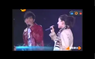 Скачать видео: 珊瑚海最强版！2005年 周杰伦& Lara《珊瑚海》镇江 杰伦络腮胡+大红色皮衣帅惨了！