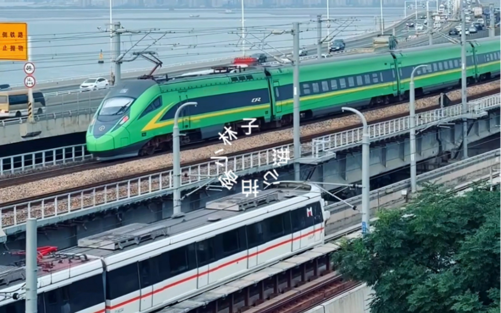 复兴号"垃圾桶"交汇厦门地铁嘉庚号.