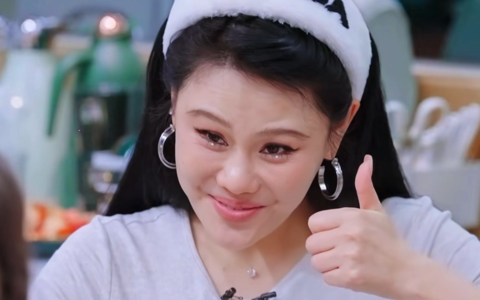 袁娅维吃完表情难管理.