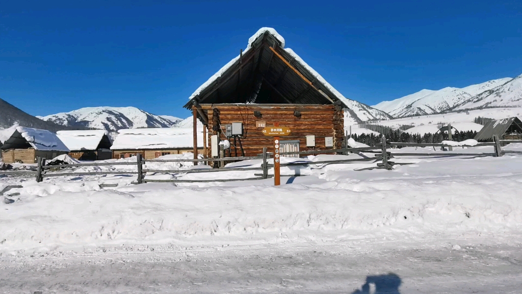 冬日禾木正午阳光,炊烟袅袅,白雪皑皑