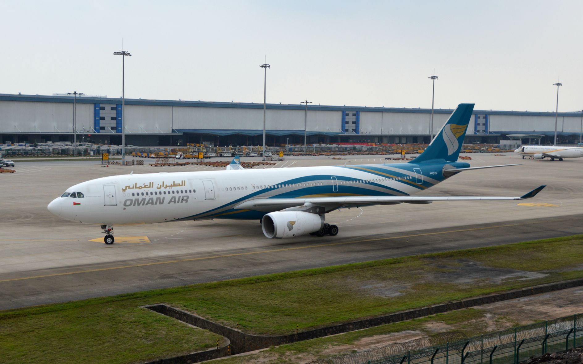 日常拍机〕阿曼航空a330-300滑行进入停机位_哔哩哔哩 (゜-゜)つロ