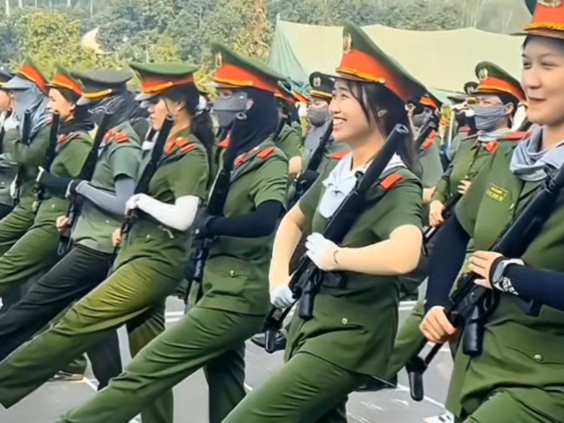 越南青春靓丽的越南女警正在为越南80国庆阅兵做练习