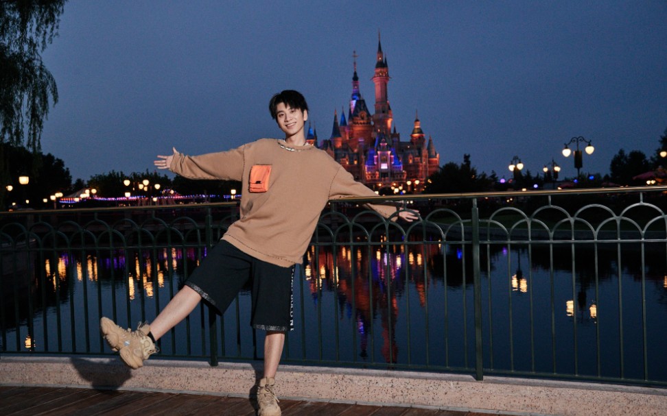 【蔡程昱】迪士尼vlog——王子回城巡视找米奇啦_哔哩哔哩_bilibili