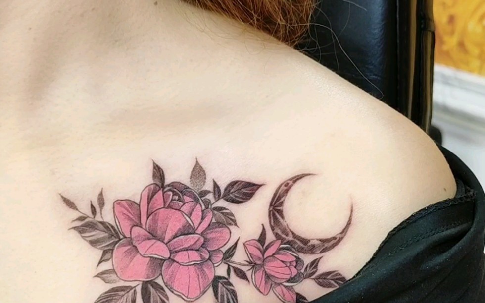 锁骨纹身淡彩素花