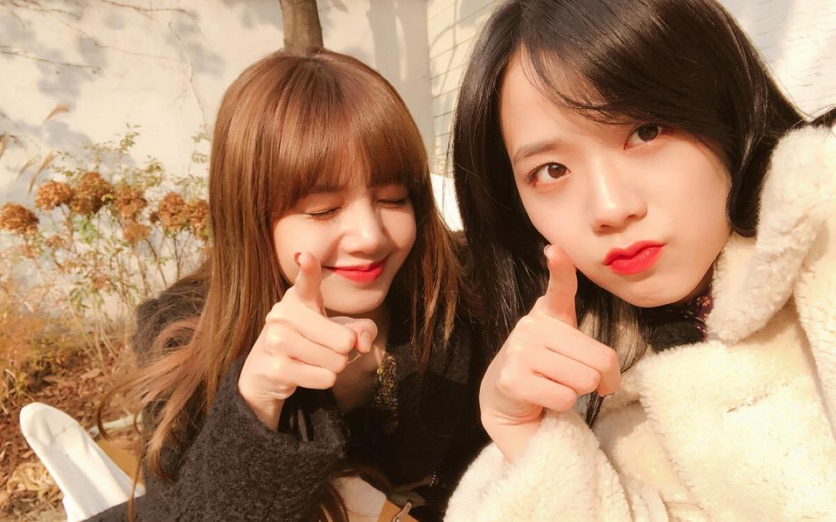 lisa拿小风扇给蔡徐坤蔡徐坤下意识的举动也太贴心了