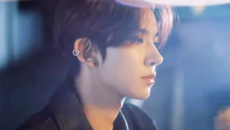 镜头下帅气的红发少年