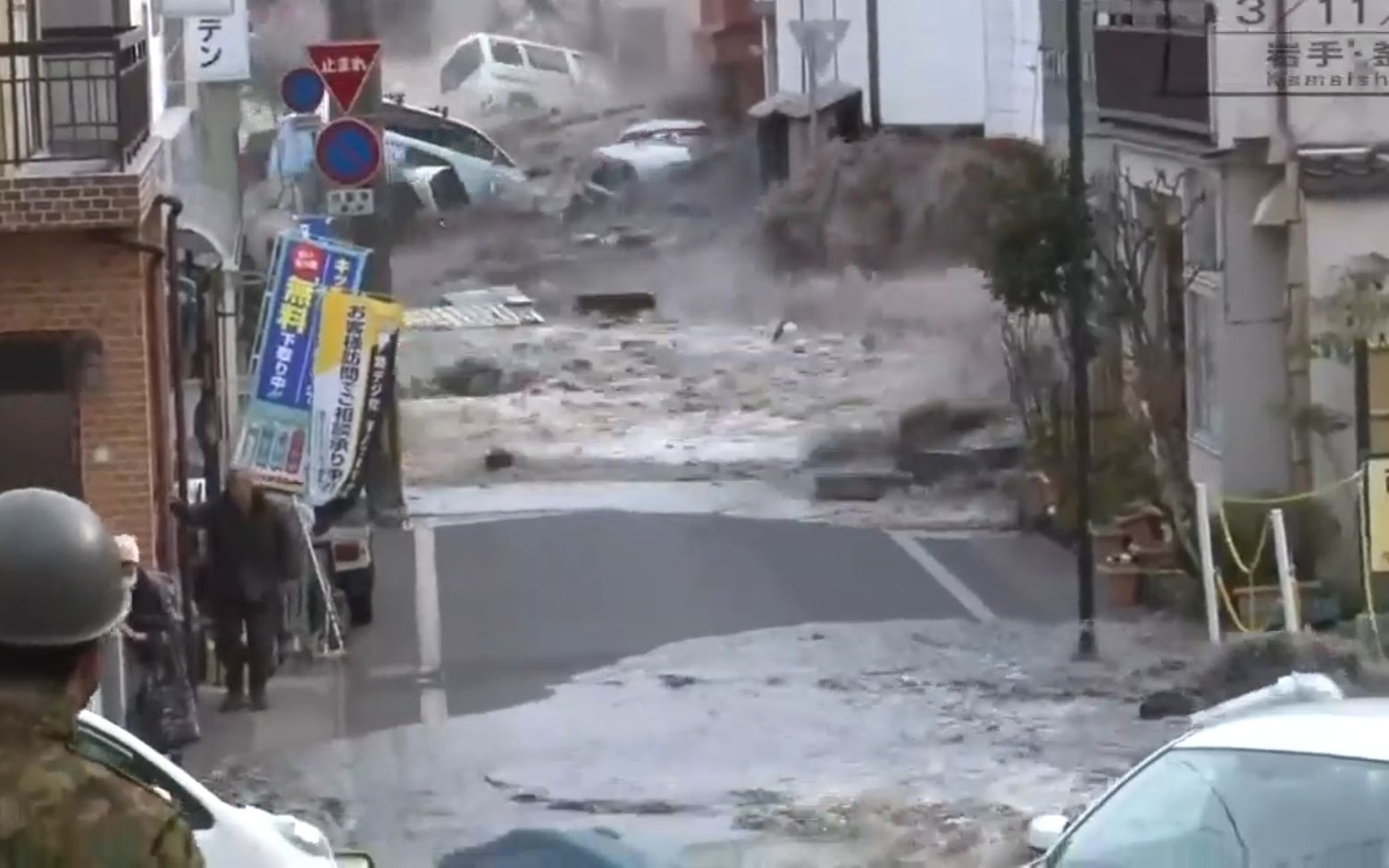 [图]日本311海啸中的釜石市，海浪瞬间吞没整个社区