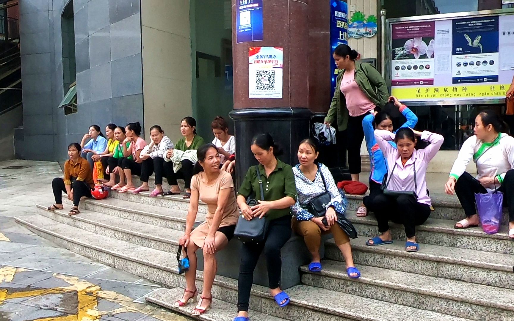 实拍云南河口口岸,广场坐着很多越南女人,她们是做什么的呢?