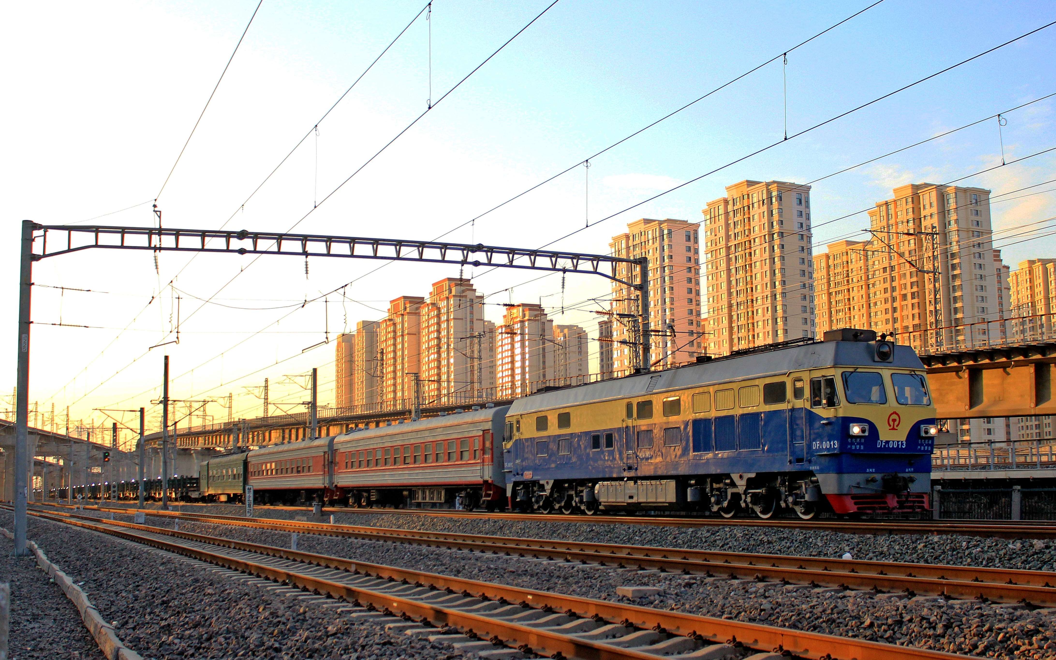 【中国铁路】df4c-0013牵引长轨运输列车通过天津西货通场往天津西站