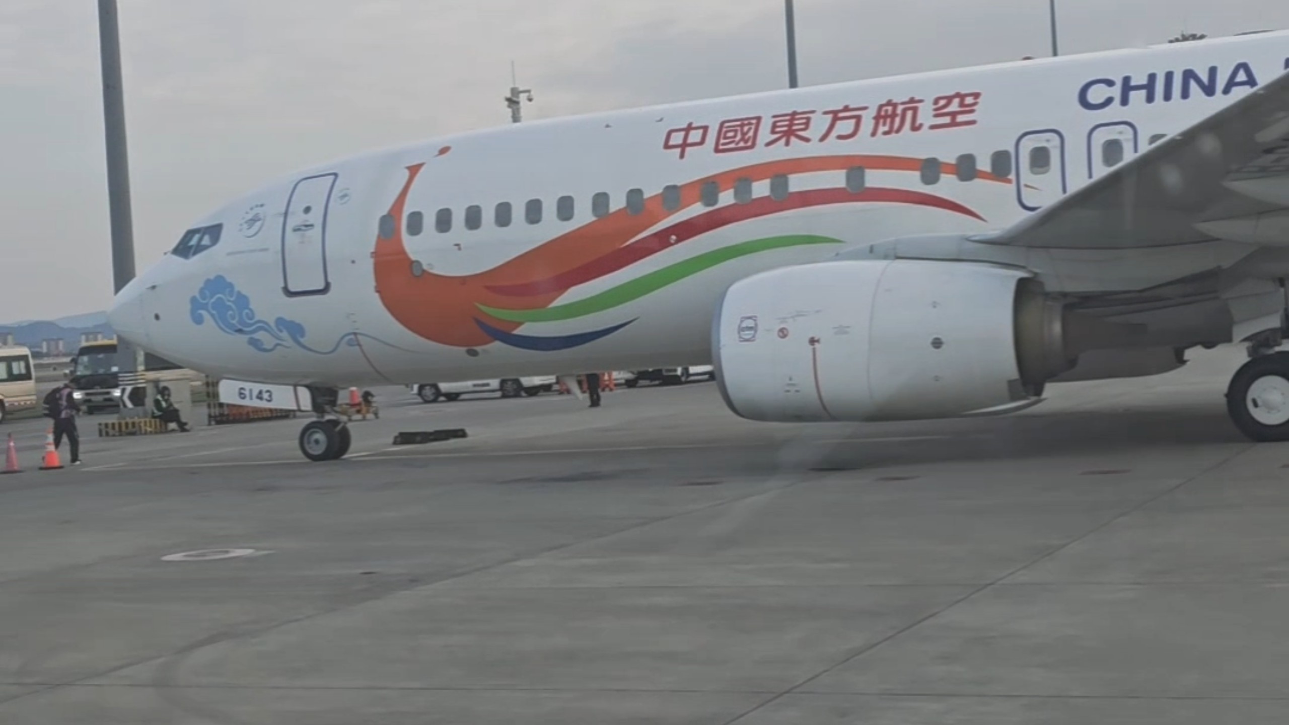 昆明机场为公务舱旅客提供从航站楼到停机坪的小车服务体验实拍